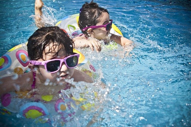 děti hrající si v bazénu